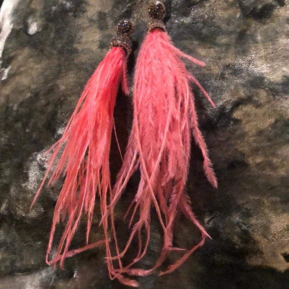 NWOT flamingo pink feather and gunmetal earrings - Picture 3 of 4